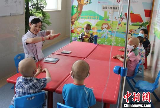 郑州:白血病孩子“病房课堂”里过“儿童节”(图)