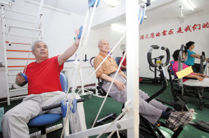 社区老年人在中心锻炼身体