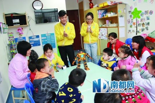 孩子们看到会跳舞的机器人,高兴坏了。 南都记者 李瑾 通讯员 龚卫珍 摄 机器人走进自闭症儿童课堂