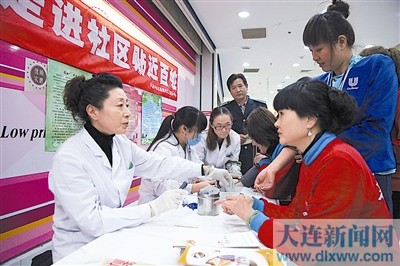 大连:社区健康课堂传授家庭护理知识(图)