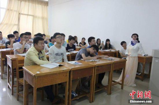 [多图]江西九江一高校现“美女机器人”讲课