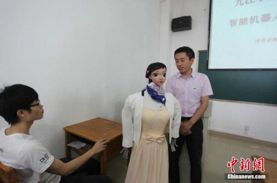 [多图]江西九江一高校现“美女机器人”讲课