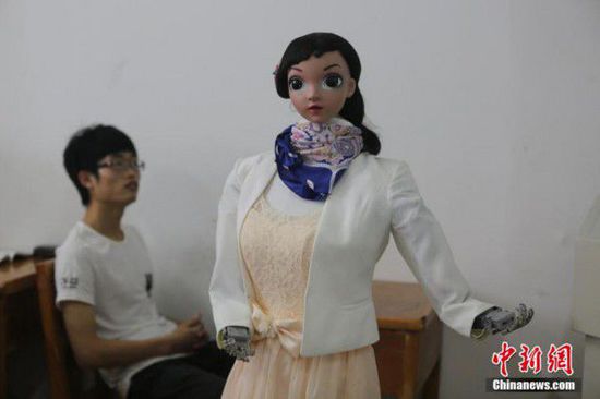 [多图]江西九江一高校现“美女机器人”讲课