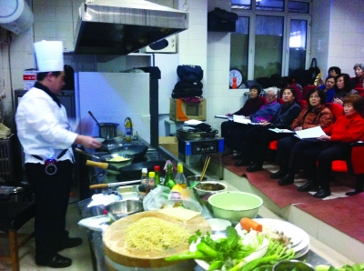 老年人大烹饪课受欢迎 中西面点家常西餐班班报
