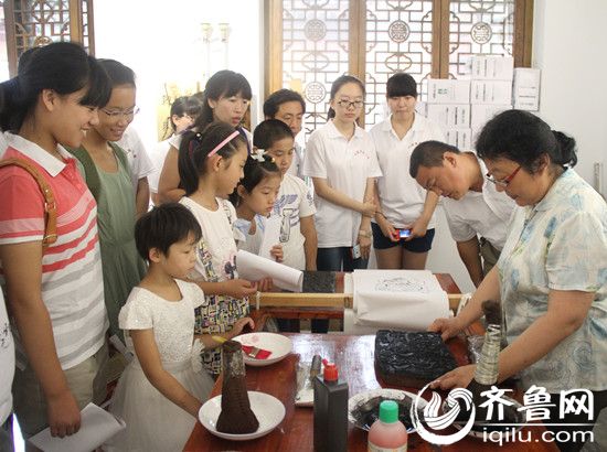 东昌府区年画社社长徐秀贞展示年画制作过程