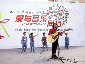 小学生们和歌手一起演唱《小苹果》。佛山日报记者吴莉摄.jpg 小学生们和歌手一起演唱《小苹果》。佛山日报记者吴莉摄.jpg
