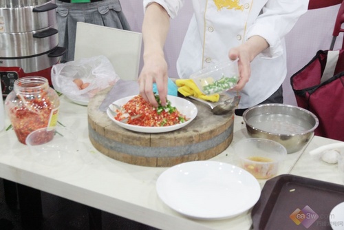 美食课堂:苏泊尔电蒸锅烹饪剁椒鱼头
