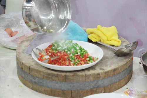 美食课堂:苏泊尔电蒸锅烹饪剁椒鱼头