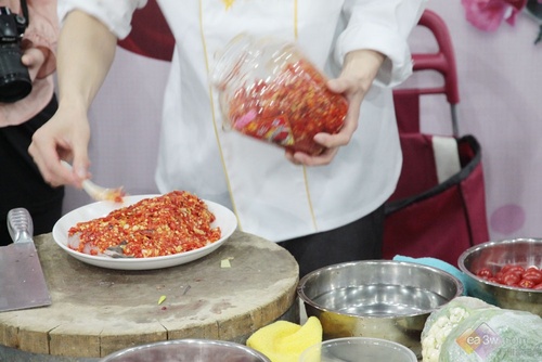 美食课堂:苏泊尔电蒸锅烹饪剁椒鱼头