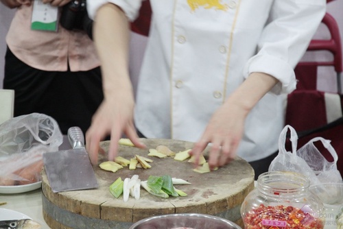 美食课堂:苏泊尔电蒸锅烹饪剁椒鱼头