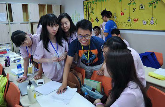 每个课堂还配有一名中国重点大学的学生作为助教。