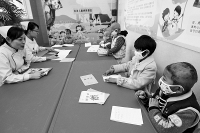 为圆娃娃上学梦病房设立小课堂