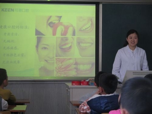 阿姨讲解口腔知识