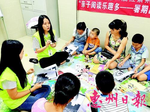 社工组织亲子进行阅读。 本组图片 本报记者谢菁菁 郑国瑞 摄