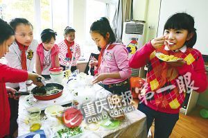 孩子多大了会做菜吗? 小学停课比厨艺【组图】