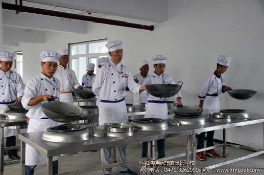 另外,在学习过程中,同学们会相互帮助,在举锅过后,他们会互相帮助对方去活动手。今天在教室里,我看到了老师的悉心和同学之间的相互关心,相信在新东方他们会收获成功!