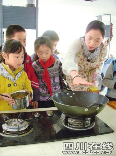 教室里炒菜?嘘……孩子们在上课(图),节课 厨艺