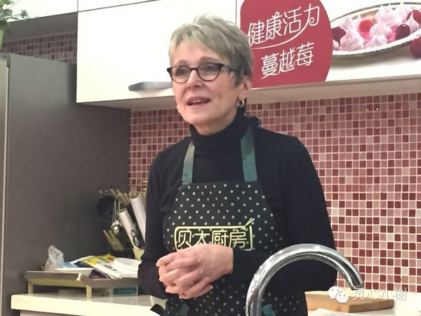 大使夫人作美国蔓越莓烹饪大师班助教