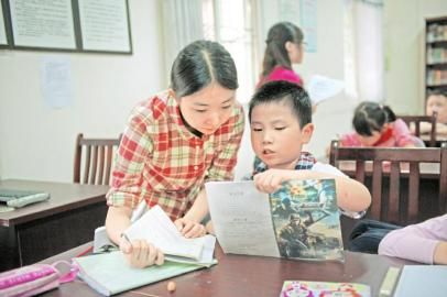 小畅今年7岁,跟随做生意的父母从云南来成都生活,就读于成都市西一路小学。由于生意繁忙,父母并不能及时照料放学后的她,所以每天下午4点半就放学的小畅就成了“社区留守儿童”。