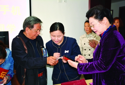 黄山移动青年志愿者走进老年大学
