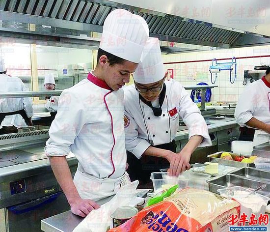 法国研修展示中国菜。