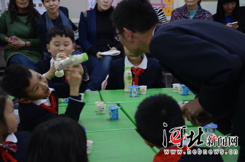 “家长进课堂” 给学生上一堂有趣的课外知识课