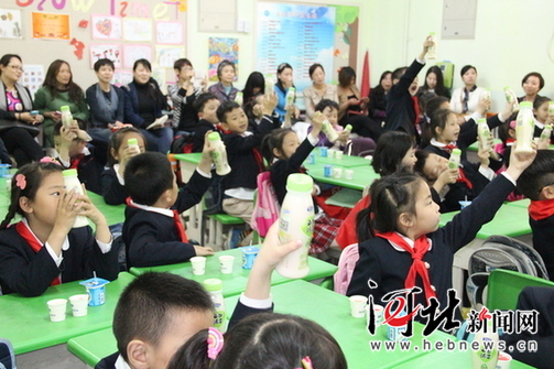 “家长进课堂” 给学生上一堂有趣的课外知识课