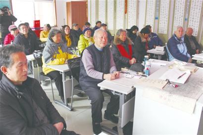 本报讯 （记者 封满楼 通讯员 王德顺王婷）李沧区老年人在家门口就能上老年大学了，李沧区沧顺社区星光老年大学社区课堂近期启动（上图），社区老年人可以在家门口学习书画、摄影和家电维修、烹饪等多门课程。