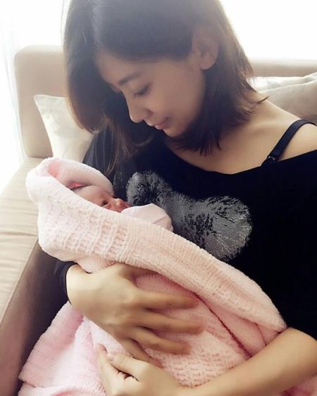 贾静雯爱女眼鼻像妈嘴像爸 哪些相貌会遗传孩子