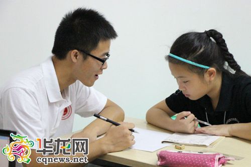 志愿者给小朋友出益智题目