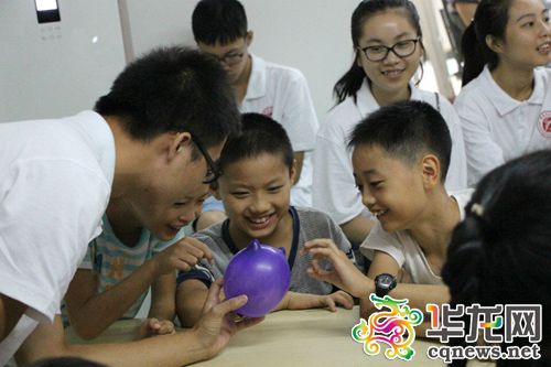 孩子们近距离观察气球变化