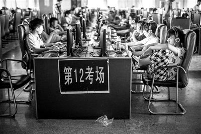 晚饭后学生在计算机机房上网。白天用作教学的机房,一到晚上则变身网吧。