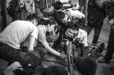 焊接班课上,从江苏南通前来招工的公司人员与学生交流。蓝翔一个焊接班的学员不到50人,企业的招工人员表示,合格的电焊工“有多少要多少”。