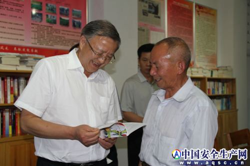 欧阳斌副主席在安全书屋阅读安全常识读本