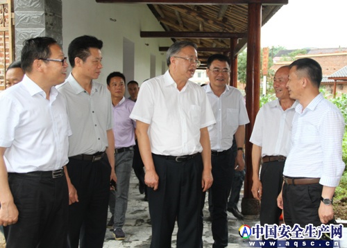 黄雄向欧阳斌副主席介绍行业媒体在农村安全文化宣传中的引导作用_