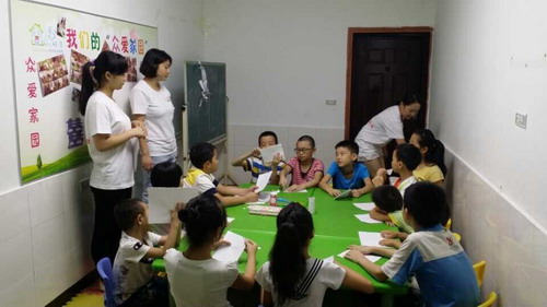 社区开办“众爱家园暑期留守少年儿童成长课堂