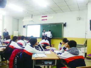 五十六中“翻转课堂”上学生展示解题思路。
