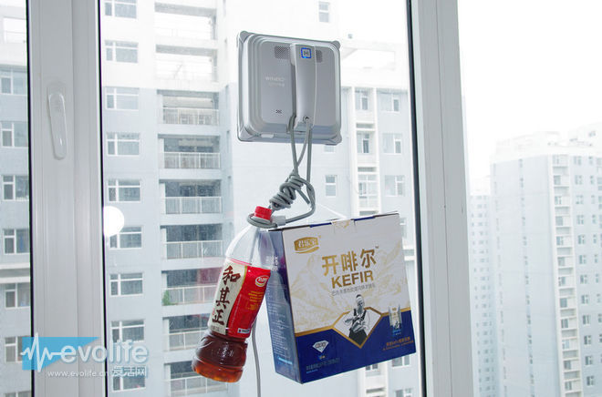 高层擦窗大PK,科沃斯机器人完胜家政工