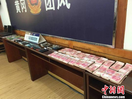 民警缴获的作案工具和赃款 童晓玲 摄