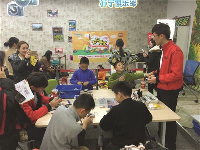 小朋友们在组装陀螺发射器。