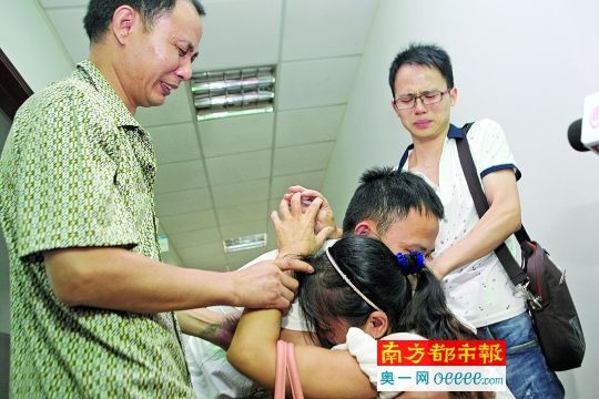 昨日,在深圳盐田区海山派出所,万双健(右二)紧紧地拥抱着哭瘫了的母亲,一家人喜极而泣。南都记者 赵炎雄 摄 昨日,在深圳盐田区海山派出所,万双健(右二)紧紧地拥抱着哭瘫了的母亲,一家人喜极而泣。南都记者 赵炎雄 摄