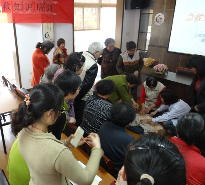 海曙区白云庄社区举办红十字志愿者救护知识培