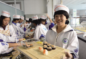 沈高中开设烹饪课 跟学生“主厨”学做糖醋排骨