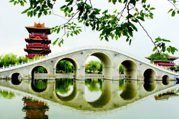 您还在为孩子到处找补课班吗?您还在绞尽脑汁地挖掘孩子画画或是钢琴的兴趣吗?暑期已过一半,走出去吧!和您的孩子一起在大自然中、在历史文化中,获取不一样的知识,收获特别的喜悦。