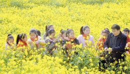 4月8日，垣曲县王茅示范小学的孩子们来到田间，听老师讲解农作物的生长。春暖花开，该县农村中小学将课堂搬到田间，使课本教学与社会实践相结合，延伸了素质教育。走出校园，既拥抱了春天，又让学生学到了课外知识，开阔了视野。