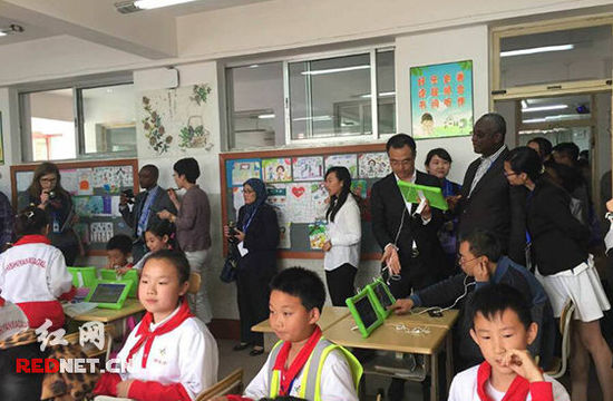 (各国教育官员到青岛市实验小学视考察云课堂应用情况)