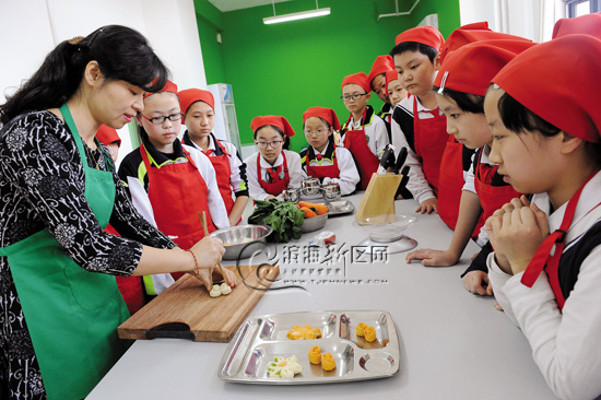 烹饪走进开发区国际学校课堂 学生当厨师