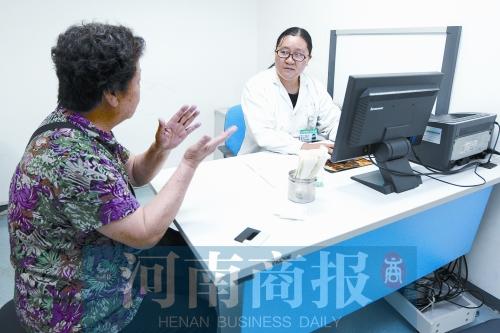 郑州7旬老人痴迷捡垃圾 家里堆满了也不卖