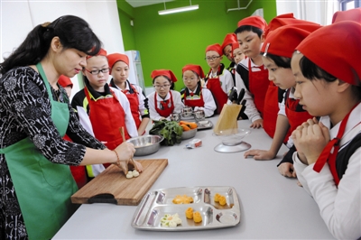 烹饪进课堂 天津开发区学生当厨师