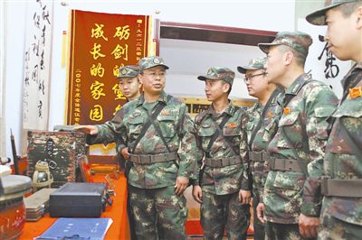 6月4日,第二炮兵某团荣誉室内,一张张老照片、一段段视频影像、一件件实物展品,把官兵带回热火朝天的创业岁月,将该团“新一代革命军人样子”大讨论推向高潮。